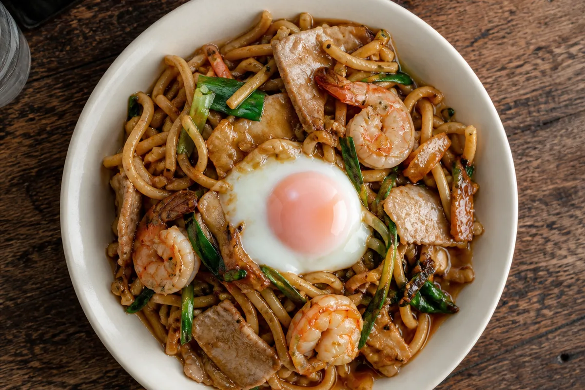 プーケット名物の福建麺ホッケンミー、太麺に海老と豚と半熟玉子をのせた一皿