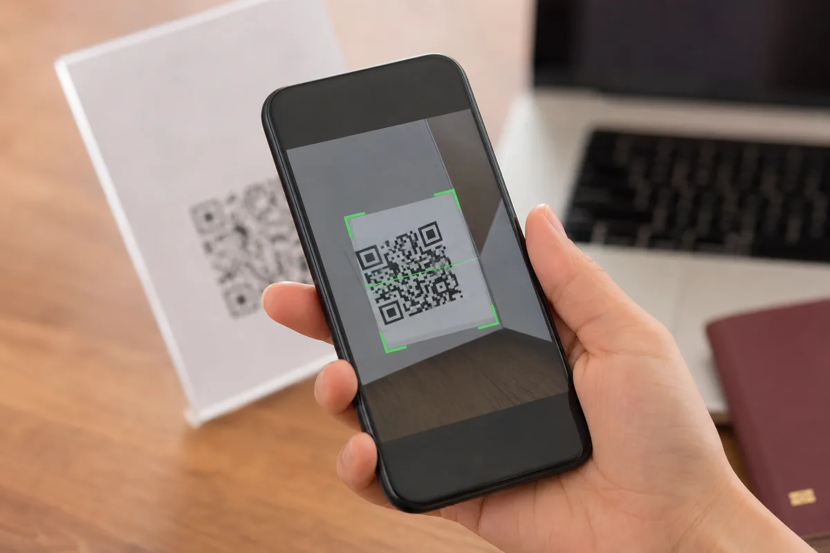 eSIMのQRコードをスマホで読み込んでタイの通信を設定している画面のイメージ