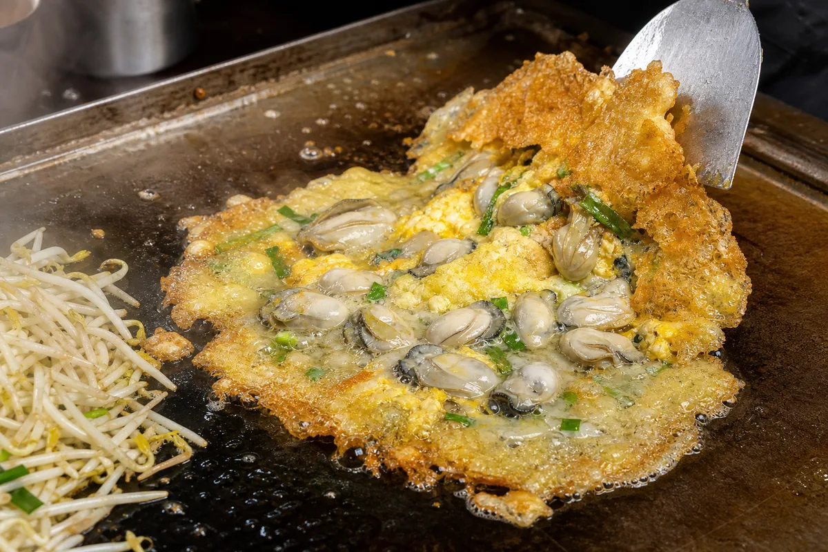 鉄板で焼かれるカキ入りオムレツ ホイトート バンコクのヤワラート